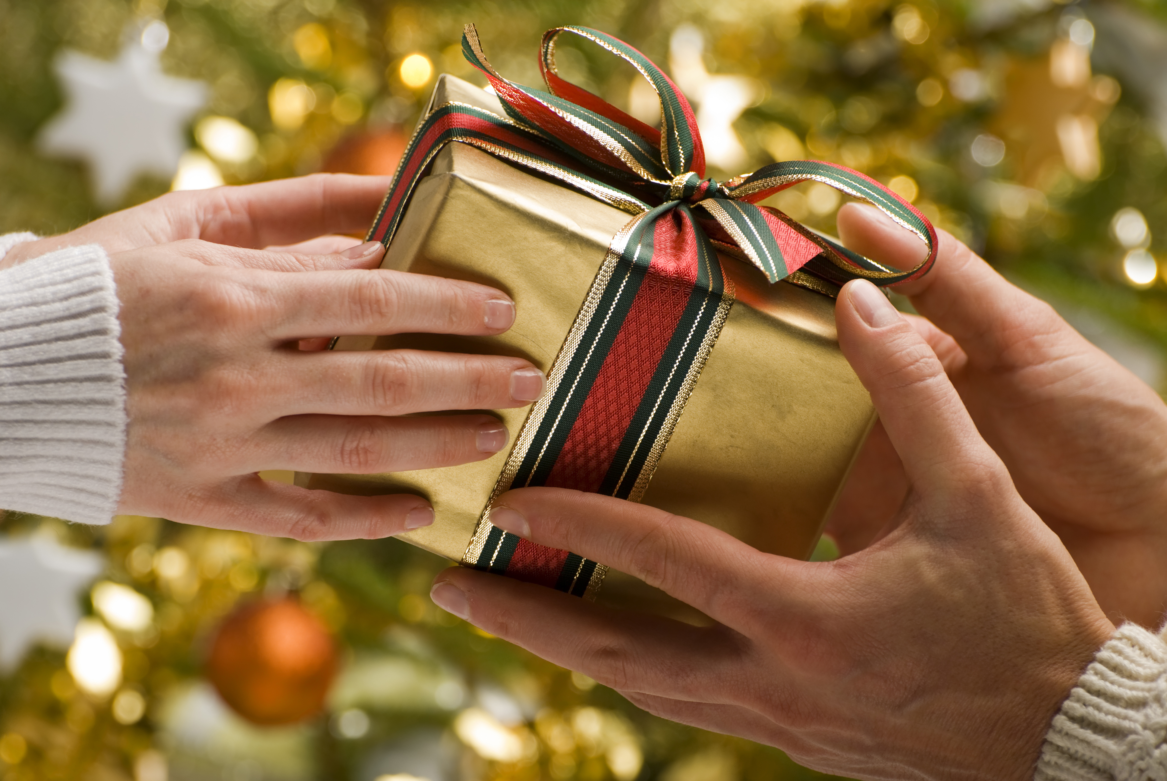 Рождество дарят подарки. Новогодние подарки. Подарок в руках. Рождественские подарки. Дарение подарков.